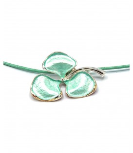 Mint groene halsketting met een hanger als een bloem